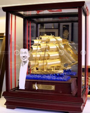 Mô Hình Thuyền Buồm Mạ Vàng 17x29x36 cm