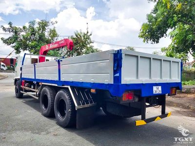 Xe tải Hino FL8JT8A 14.4 tấn với cẩu Unic URV343, công nghệ Euro 5, hiệu quả vận chuyển, nâng hạ hàng hóa an toàn, bền bỉ, phù hợp xây dựng, logistics.