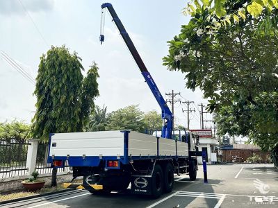 Xe tải Hino FL8JT8A 13.8 tấn có cẩu Tadano chính hãng, nâng 3 tấn, tầm với 7.5m, phù hợp vận chuyển và bốc xếp hàng nặng.