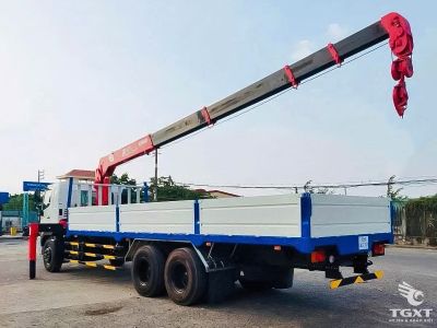Xe tải Hino FL8JT8A 13 tấn tích hợp cẩu Unic, động cơ Euro 5, công suất 280 PS, hiệu suất vượt trội, phù hợp vận chuyển và xây dựng.