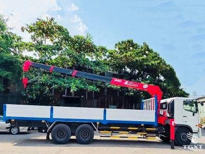 Xe tải Hino FL8JT8A 13 tấn kết hợp cẩu Unic, động cơ Euro 5, công suất 280 PS, hiệu suất vận chuyển tối ưu, thân thiện môi trường.