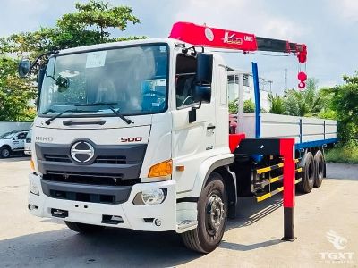 Xe tải Hino FL8JT8A 13 tấn với cẩu Unic, công suất 280 PS, đạt chuẩn Euro 5, hiệu quả cao trong vận chuyển và xây dựng.