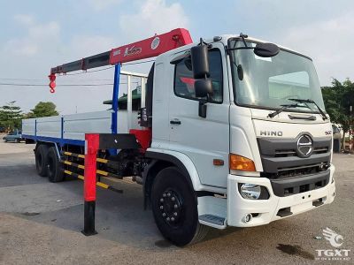 Xe tải Hino FL8JT8A 13 tấn gắn cẩu Unic URV554, công suất 280 PS, đạt chuẩn Euro 5, vận chuyển và nâng hạ linh hoạt.