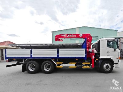 Xe tải Hino FL8JT8A 13 tấn, gắn cẩu Unic URV554, đạt chuẩn Euro 5, hiệu suất vận hành cao, thân thiện môi trường.
