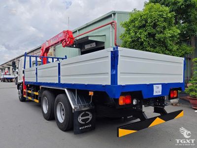 Xe tải Hino FL8JT8A 13 tấn gắn cẩu Unic URV554, động cơ Euro 5, công suất 280 PS, hiệu suất cao, thân thiện môi trường, phù hợp vận chuyển lớn.