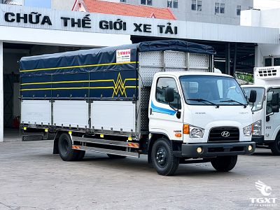 Xe tải Hyundai Mighty W11XL 6 Tấn với thùng bạt và bửng nâng thủy lực, thân thiện môi trường, tiết kiệm nhiên liệu và vận chuyển hàng hóa tối ưu.