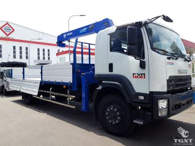 Xe tải đa năng Isuzu FVR với cần cẩu Tadano, khả năng nâng 6.8 tấn, phù hợp vận chuyển và xây dựng.