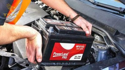 huong-dan-thay-dung-cach-2.jpg Hình ảnh hướng dẫn thay bình ắc quy xe tải đúng cách, an toàn và chi tiết.