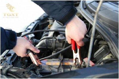 cach-cau-binh-1.jpg Hướng dẫn câu bình ắc quy xe tải đúng kỹ thuật, đảm bảo an toàn khi hết điện giữa đường.