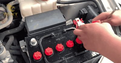 huong-dan-thay-thai-nha-3.jpg Hướng dẫn thay ắc quy xe tải tại nhà, quy trình an toàn và hiệu quả