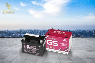 mua-noi-uy-tin-3.jpg Xe tải đang được nâng cấp ắc quy chất lượng cao tại cửa hàng uy tín, đảm bảo hiệu suất tối ưu khi vận hành.