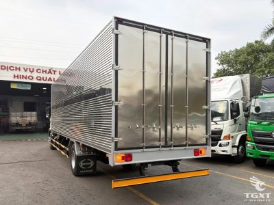 Xe tải Hino FG8JT8A 8 tấn, thùng dài 10m chứa pallet điện tử, hiệu suất cao, thân thiện môi trường, vận chuyển hàng hóa cồng kềnh hiệu quả.