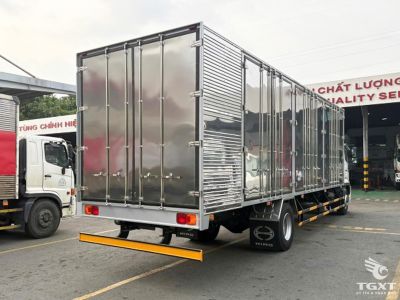 Xe tải Hino FG8JT8A 8 tấn, thùng dài 10m chứa pallet cấu kiện điện tử, hiệu suất cao, thân thiện môi trường, vận chuyển hàng cồng kềnh hiệu quả.