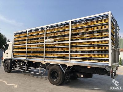 xe-tai-hino-fg8jt8a-6-tan-thung-cho-gia-cam-euro-5-2.jpg Xe tải Hino FG8JT8A 6 tấn, thùng chở gia cầm inox 304, Euro 5, vận chuyển an toàn, hiệu quả ngành chăn nuôi.