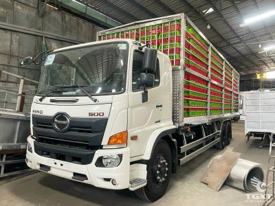 xe-tai-hino-fg8jt8a-6-tan-thung-cho-gia-cam-euro-5-3.jpg Xe tải Hino FG8JT8A 6 tấn, thùng chở gia cầm inox 304, Euro 5, vận chuyển an toàn, hiệu quả ngành chăn nuôi.
