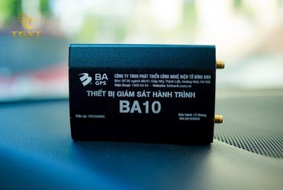 Hộp đen xe tải đa chức năng, giúp giám sát hành trình và kiểm soát tốc độ trong ngành vận tải hiện đại.