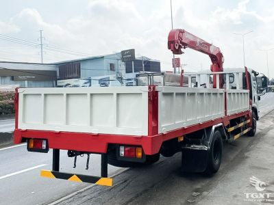 Xe tải cẩu Isuzu NQR75LE5 3T9 gắn cẩu Unic URV295, năng động và tiết kiệm nhiên liệu, phù hợp vận chuyển hàng hóa và nâng hạ.