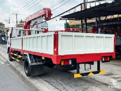 Xe tải cẩu Isuzu NQR75LE5 3T9 gắn cẩu Unic URV295, sức mạnh vượt trội, tiết kiệm nhiên liệu, phù hợp vận chuyển và nâng hạ hàng hóa.