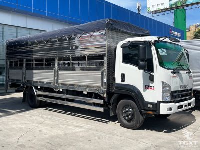 Xe tải Isuzu FRR 90NE5 4.5 tấn, thiết kế 3 tầng phù hợp vận chuyển gia súc, động cơ mạnh mẽ, tiêu chuẩn khí thải Euro 5, vận hành bền bỉ mọi địa hình.