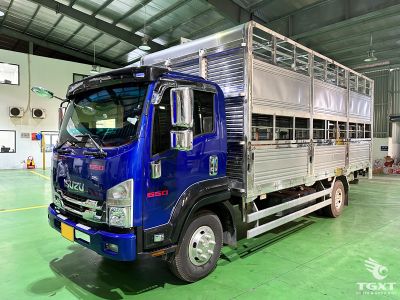 xe-tai-isuzu-frr-frr90ne5-4t5-cho-gia-suc-3-tang-2.jpg Xe tải Isuzu FRR 90NE5 4.5 tấn chuyên chở gia súc, thiết kế 3 tầng, động cơ mạnh mẽ, tiêu chuẩn khí thải Euro 5, phù hợp ngành chăn nuôi hiện đại.