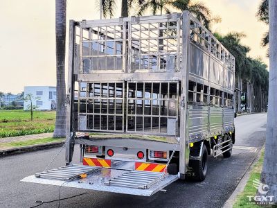 xe-tai-isuzu-frr-frr90ne5-4t5-cho-gia-suc-3-tang-3.jpg Xe tải Isuzu FRR 90NE5 4.5 tấn, thiết kế 3 tầng phù hợp chở gia súc, động cơ mạnh mẽ, tiêu chuẩn khí thải Euro 5, tối ưu vận chuyển ngành chăn nuôi.