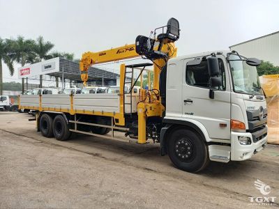 Xe tải Hino FL8GT8A 3 chân 13 tấn gắn cẩu Soosan SCS524, tiêu chuẩn khí thải Euro 5, vận hành mạnh mẽ, thích hợp xây dựng.