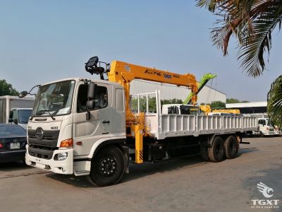 Xe tải Hino FL8GT8A 3 chân 13 tấn gắn cẩu Soosan SCS524, động cơ Euro 5, vận hành bền bỉ cho xây dựng.
