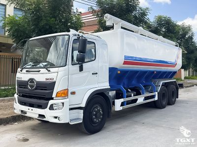 Xe bồn chở cám Hino FL8JT8A 26 khối, động cơ Euro 5, công nghệ SCR, phù hợp vận chuyển thức ăn gia súc, độ bền cao, an toàn vượt trội.