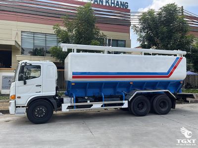 Xe bồn chở cám Hino FL8JT8A 26 khối, Euro 5, động cơ mạnh mẽ, tiết kiệm nhiên liệu, phù hợp vận chuyển thức ăn gia súc, an toàn, thân thiện môi trường.