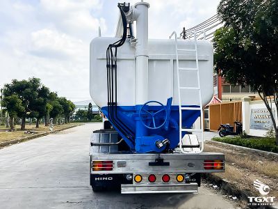 Xe bồn chở cám Hino FL8JT8A 26 khối, động cơ Euro 5, thân thiện môi trường, vận chuyển thức ăn gia súc, bền bỉ, an toàn, phù hợp các doanh nghiệp nông nghiệp.