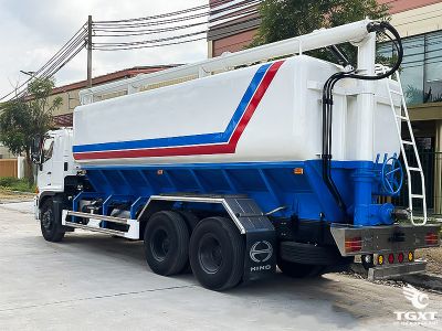 Xe tải bồn chở cám Hino FL8JT8A 26 khối, động cơ Euro 5, thân thiện môi trường, phù hợp vận chuyển thức ăn gia súc, bền bỉ, an toàn cho doanh nghiệp nông nghiệp.