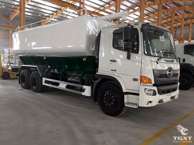 Xe bồn chở cám Hino FL8JT8A 26 khối, động cơ Euro 5, công nghệ SCR, vận chuyển thức ăn gia súc, độ bền cao, an toàn, phù hợp doanh nghiệp nông nghiệp.