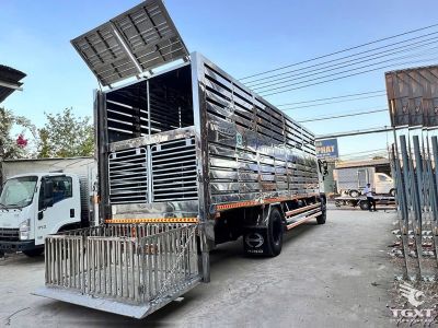 xe-tai-hino-fg8jt8a-6-tan-thung-cho-gia-suc-3.jpg Xe tải Hino FG8JT8A 6 tấn với thùng chở gia súc, tiêu chuẩn khí thải Euro 5, động cơ mạnh mẽ, thiết kế bền bỉ, phù hợp vận chuyển lâu dài.