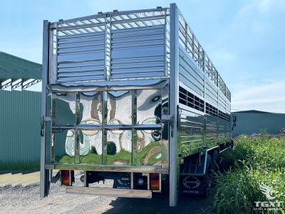 xe-tai-hino-fl8jt8a-14-tan-3-chan-thung-cho-gia-suc-euro-5-2.jpg Xe tải Hino FL8JT8A 14 tấn, 3 chân thùng chở gia súc, Euro 5, động cơ mạnh mẽ, tiết kiệm nhiên liệu, thiết kế an toàn, phù hợp mọi địa hình.