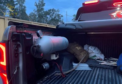 dau-hieu-loi-3.jpg Hình ảnh xe tải với dấu hiệu bình hơi bị hư hoặc rò rỉ, cảnh báo các vấn đề về hệ thống khí nén của xe tải.