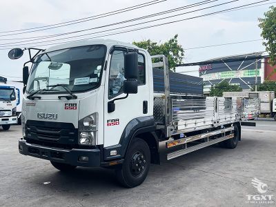 Xe tải Isuzu FRR 6.5 tấn, thùng lửng dài 7.35m, mạnh mẽ, tiết kiệm nhiên liệu, tiêu chuẩn khí thải Euro 5, phù hợp vận chuyển hàng hóa lớn.