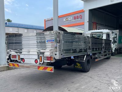 Xe tải Isuzu FRR 6.5 tấn có thùng lửng, động cơ mạnh mẽ và tiêu chuẩn khí thải Euro 5, phù hợp vận chuyển hàng cồng kềnh, tiết kiệm nhiên liệu.