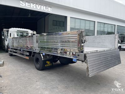 Xe tải Isuzu FRR 6.5 tấn, thùng lửng dài 7.35m, động cơ 205 mã lực, tiết kiệm nhiên liệu và đạt tiêu chuẩn khí thải Euro 5, phù hợp vận chuyển cồng kềnh.