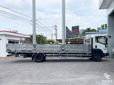 Xe tải Isuzu FRR 6.5 tấn thùng lửng dài 7.35m, động cơ 205 mã lực, tiêu chuẩn khí thải Euro 5, vận chuyển hàng cồng kềnh, tiết kiệm nhiên liệu cao.