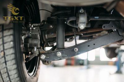 dau-hieu-nhan-biet-3.jpg Dấu hiệu nhận biết giảm xóc xe tải bị hỏng gồm tiếng ồn và rung lắc, giúp tài xế xử lý kịp thời để đảm bảo an toàn và hiệu suất xe.