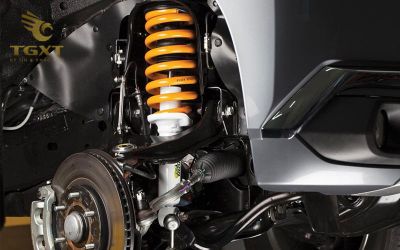 bao-lau-thay-1.jpg Xe tải với hệ thống giảm xóc đang kiểm tra để đảm bảo an toàn và hiệu quả vận hành.