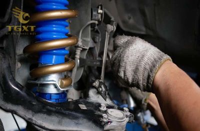 huong-dan-thay-tai-gara-2.jpg Hướng dẫn thay giảm xóc xe tải tại gara chuyên nghiệp, an toàn.