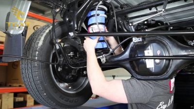 huong-dan-thay-tai-gara-1.jpg Hướng dẫn thay giảm xóc xe tải tại gara chuyên nghiệp, an toàn and chi tiết.