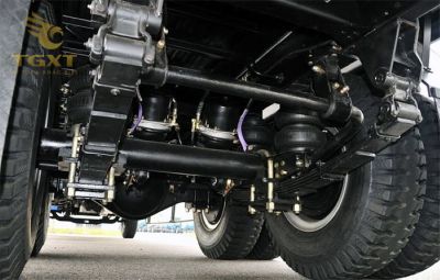 Hình ảnh xe tải bị ảnh hưởng do nhíp lắp sai hoặc hỏng, cảnh báo an toàn vận hành. Thường xuyên kiểm tra và bảo trì nhíp để tránh hậu quả nghiêm trọng.