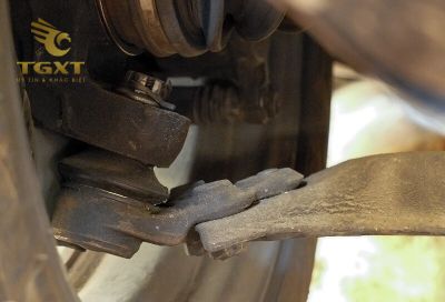 dau-hieu-hu-hong-1.jpg Trục láp xe tải bị hỏng thể hiện qua tiếng ồn và rung lắc, cần kiểm tra để đảm bảo an toàn khi vận hành.