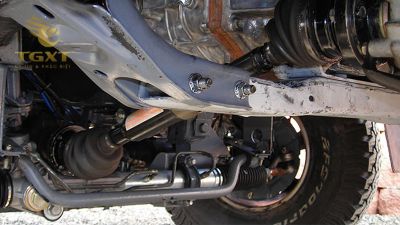 huong-dan-thay-2.jpg Hướng dẫn thay bình nước làm mát cho xe tải đúng kỹ thuật, đảm bảo an toàn và nâng cao hiệu suất động cơ.