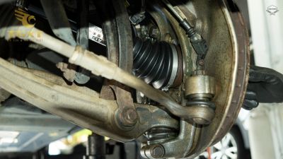 boi-tron-khop-2.jpg Xe tải được bảo dưỡng khớp láp định kỳ để tối ưu hệ thống truyền động.