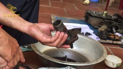 hq720-1-1.jpg Hình ảnh hướng dẫn thay thế heo dầu xe tải đúng kỹ thuật, an toàn và chuyên nghiệp.