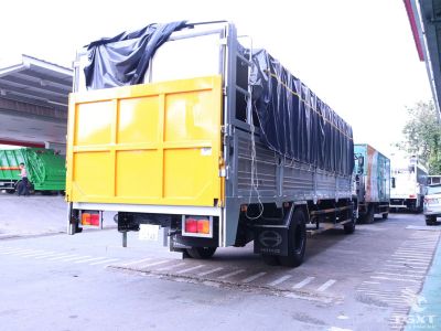 Xe tải Hino FG8JP8A 8 tấn thùng bạt, bửng nâng thủy lực, động cơ Euro 5, hiệu suất vượt trội, vận chuyển hàng hiệu quả.