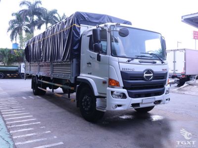 Xe tải Hino FG8JP8A 8 tấn thùng bạt, bửng nâng thủy lực, động cơ Euro 5, hiệu suất cao, phù hợp vận chuyển hàng hóa linh hoạt.